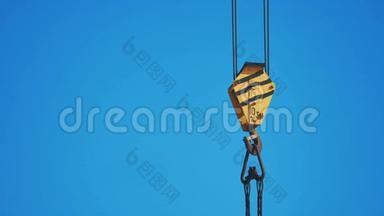 黄色起重吊钩蓝天背景.. 起重机吊钩构造概念生活方式